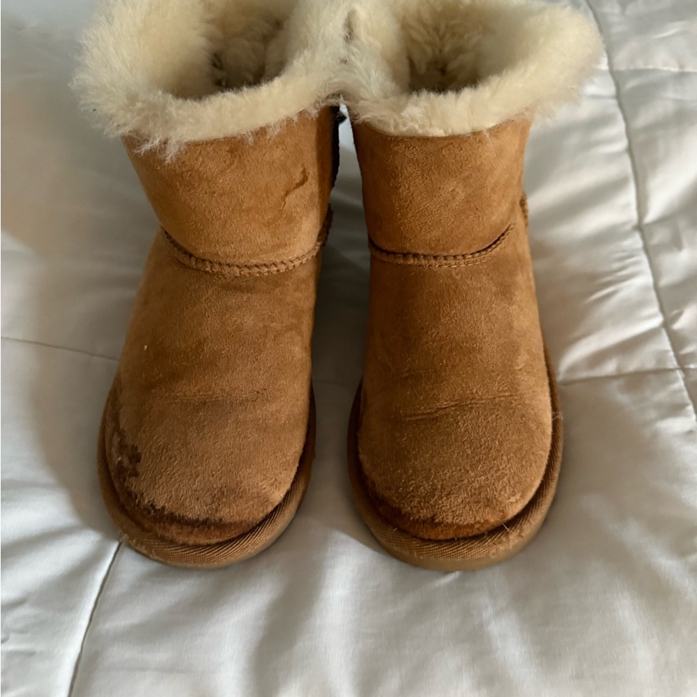 Ugg Cozy Tan short Bailey Kids Boots siz 1